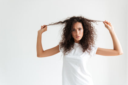 ¿Cansada del frizz? Soluciones reales para controlar tu cabello